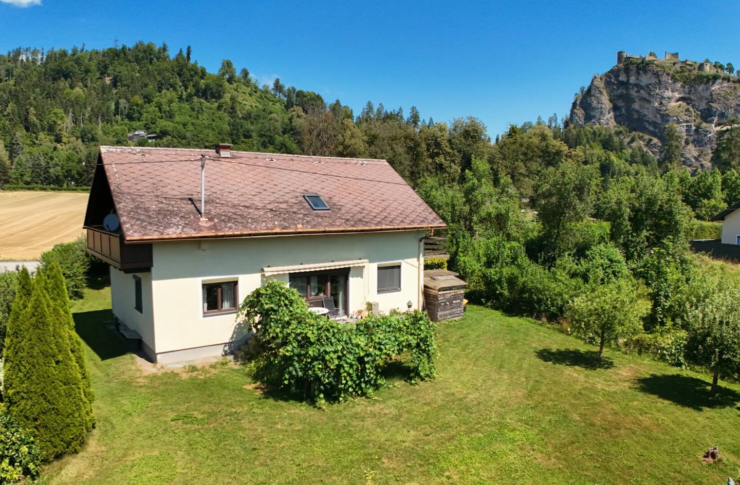 *** Einfamilienhaus mit Modernisierungsbedarf und Schlossbergblick ***