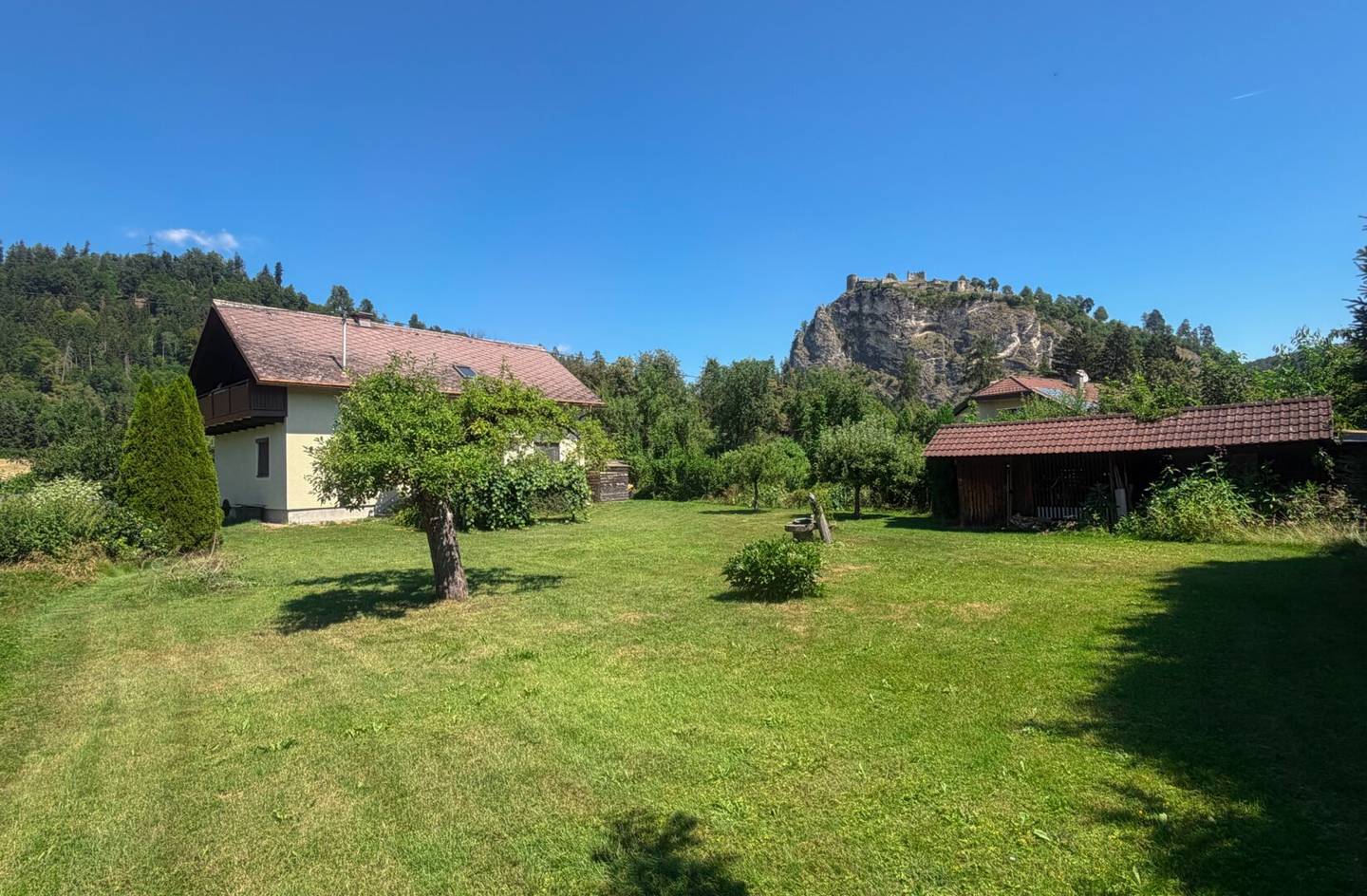 *** Einfamilienhaus mit Modernisierungsbedarf und Schlossbergblick ***