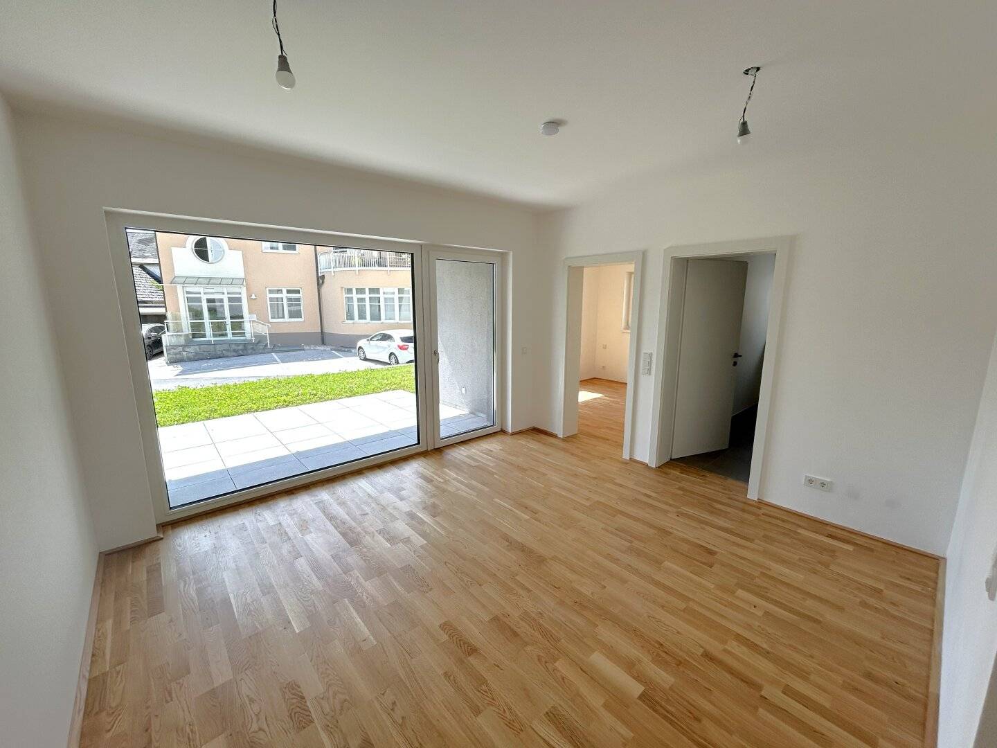 Südwesseitige 2-Zimmer-Gartenwohnung mit Küche und Sonnenschutz
