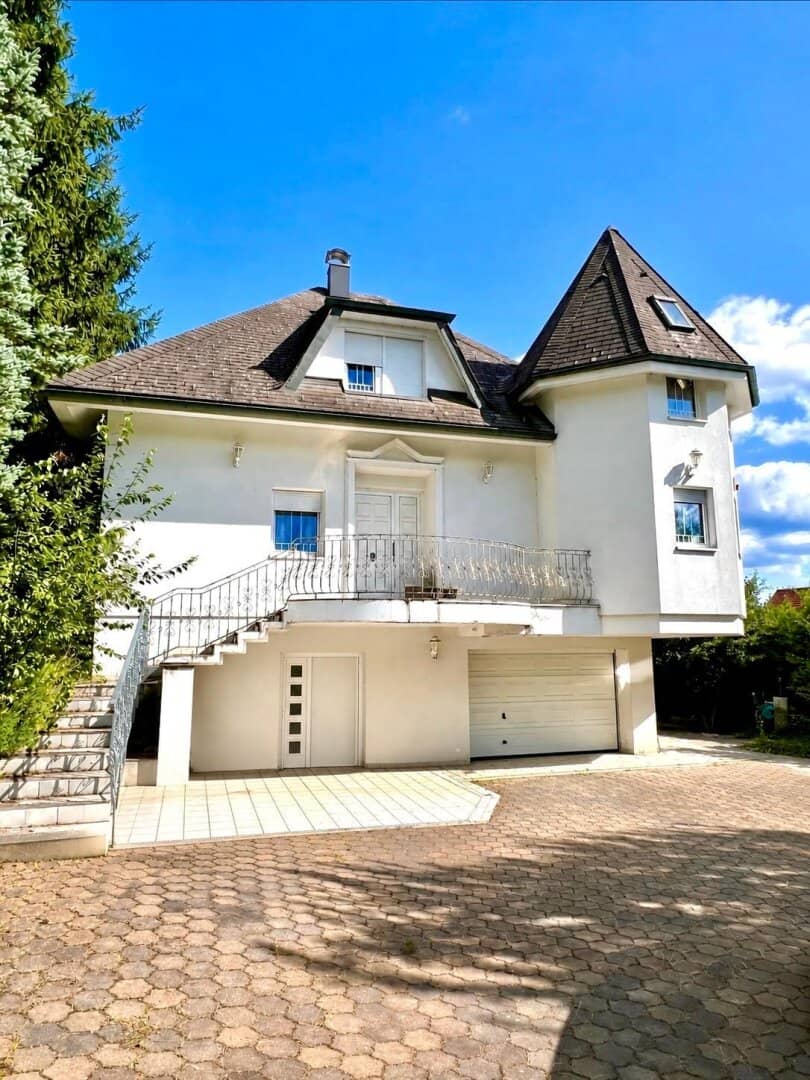 Exklusive Villa mit großem Grundstück und Bergblick!