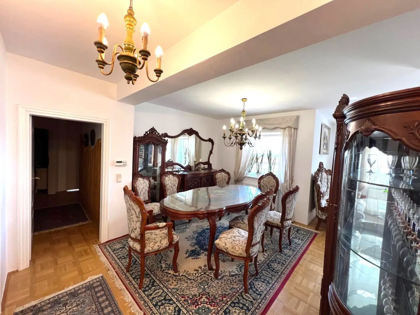 Exclusive villa with large plot and mountain view