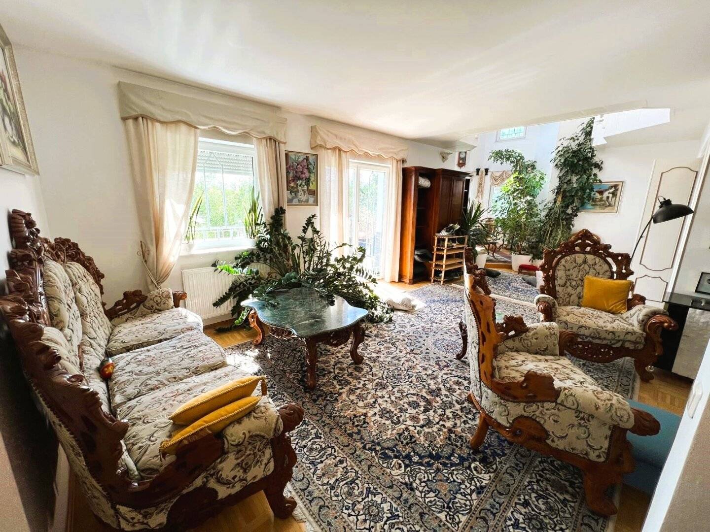 Exklusive Villa mit großem Grundstück und Bergblick!