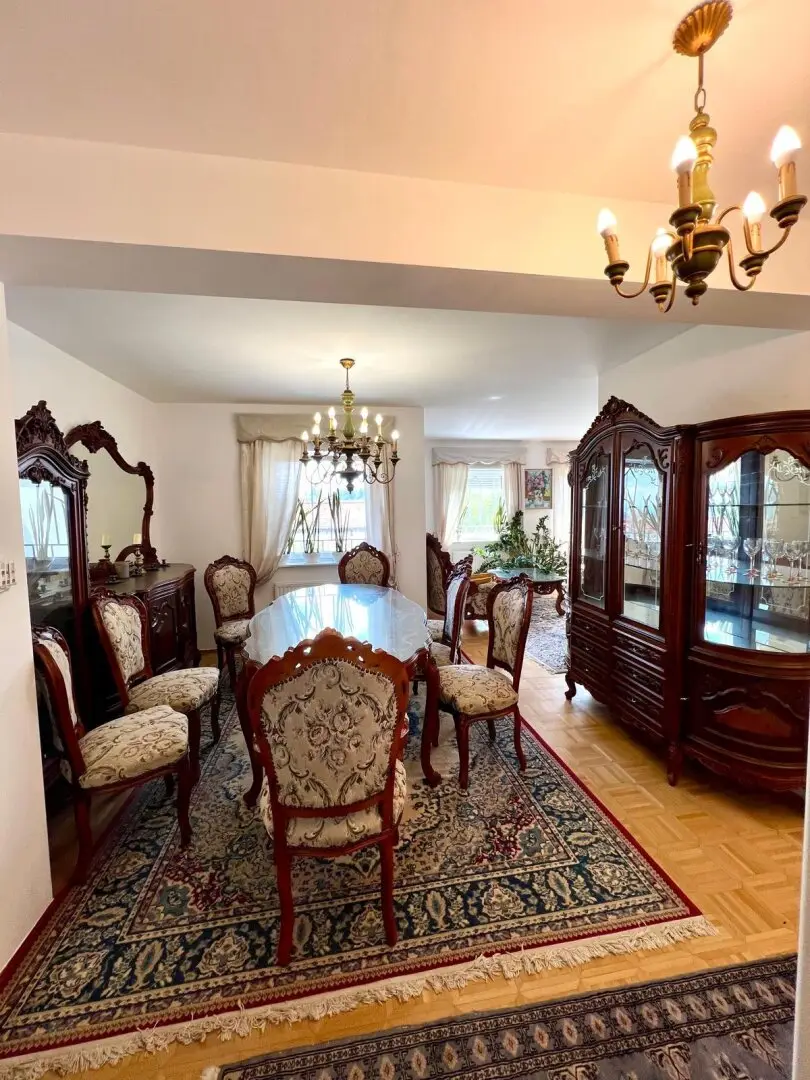 Exclusive villa with large plot and mountain view