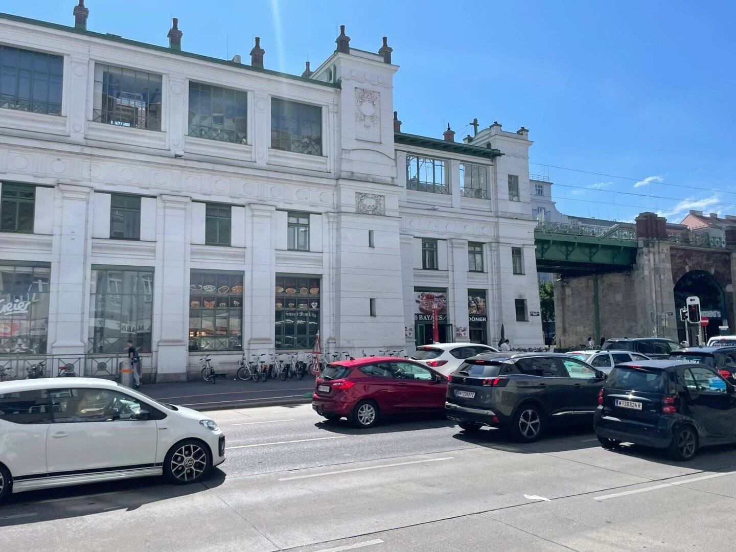 Gastronomy location in prime location at U6 Alser Straße – Fully equipped premises with transfer fee