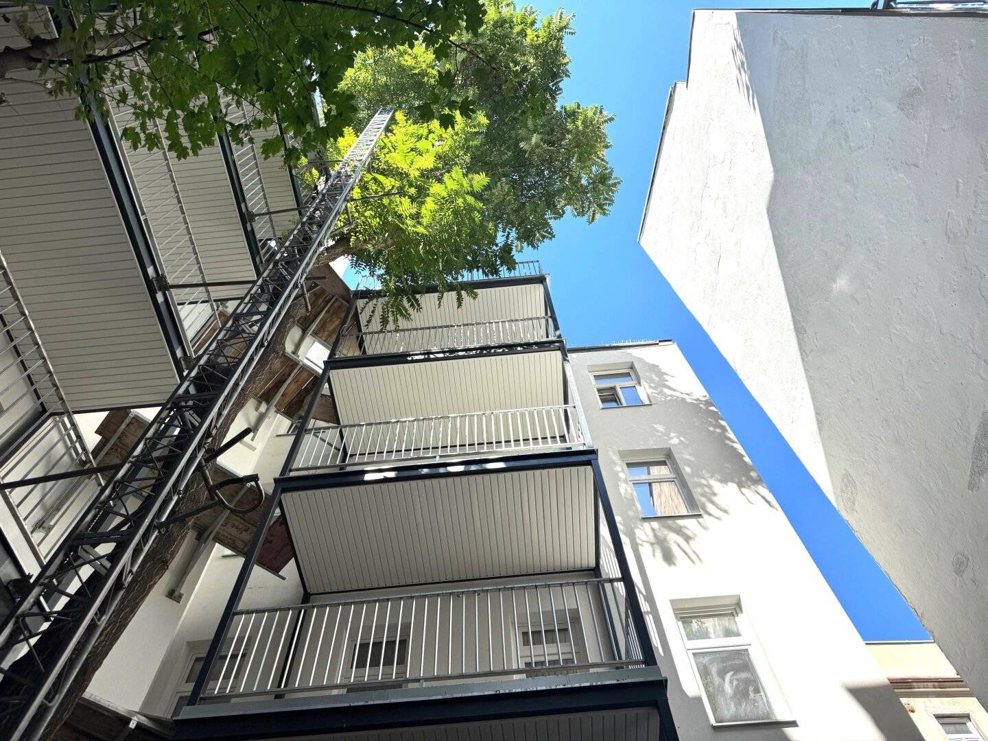 Gürtel neu interpretiert – Wohnprojekt der Extraklasse: hochwertig sanierter Altbau trifft moderne Ausstattung &amp; großzügigen Innenhof-Balkon