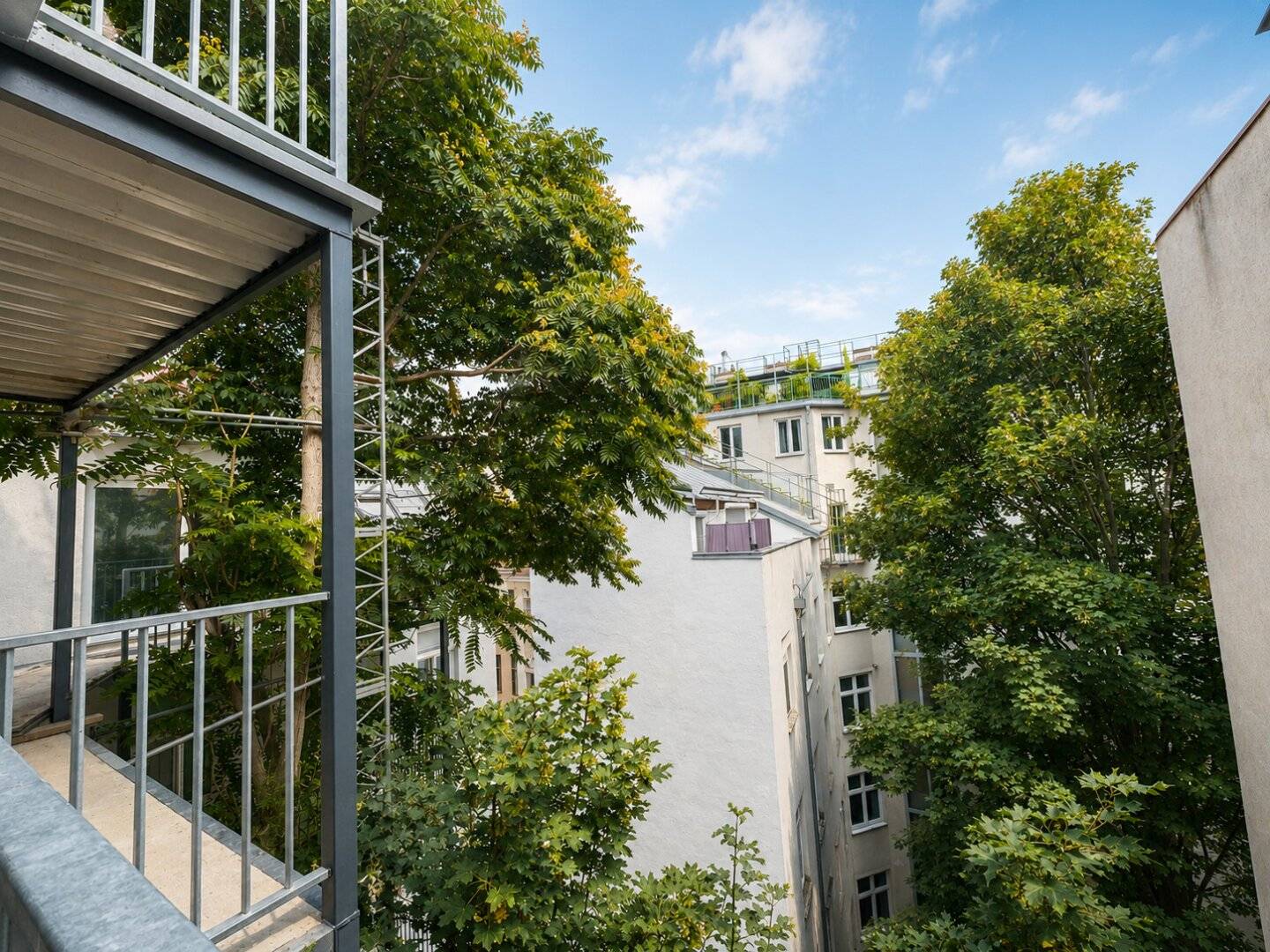 Gürtel neu interpretiert – Wohnprojekt der Extraklasse: hochwertig sanierter Altbau trifft moderne Ausstattung &amp; großzügigen Innenhof-Balkon