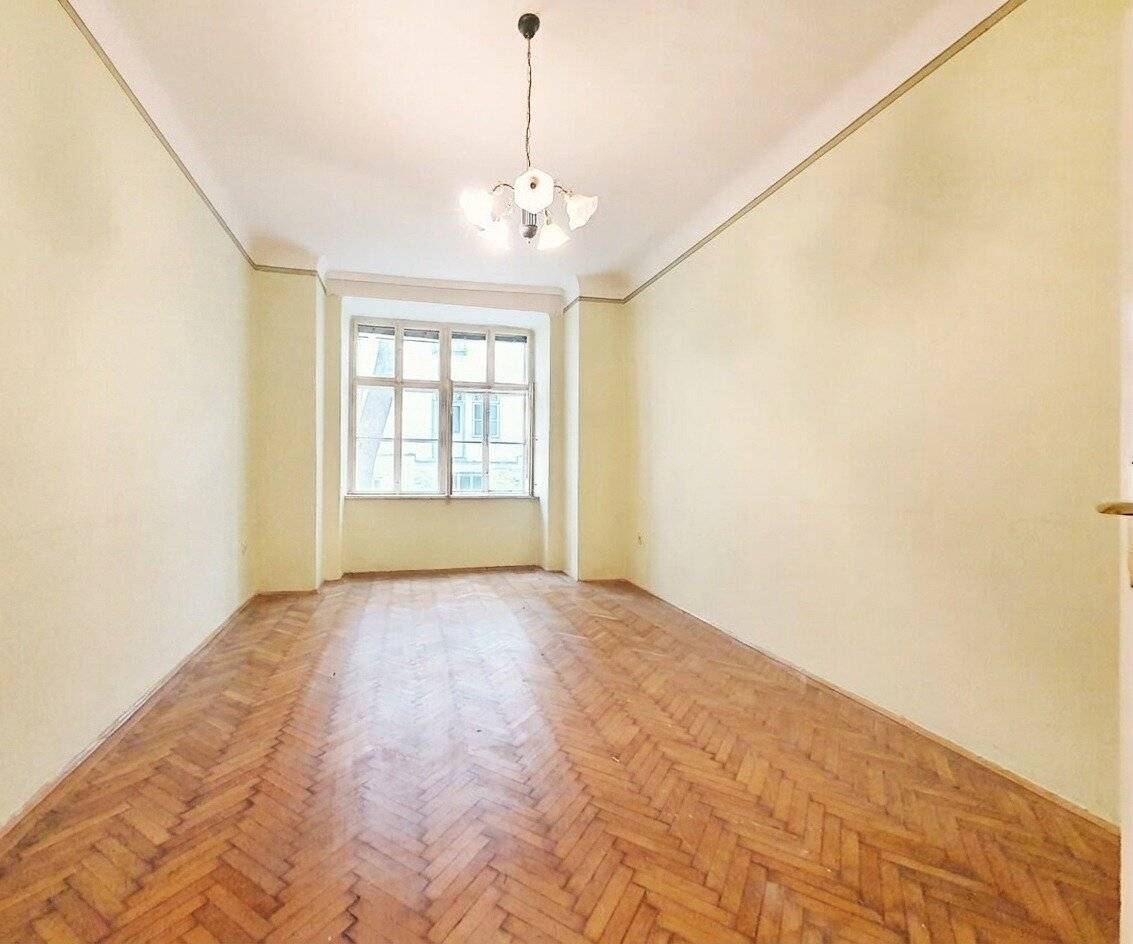 NEW In need of full renovation historic building charm and prime location 2.5-room gem by Ebner-Eschenbach-Park and Aumann Platz