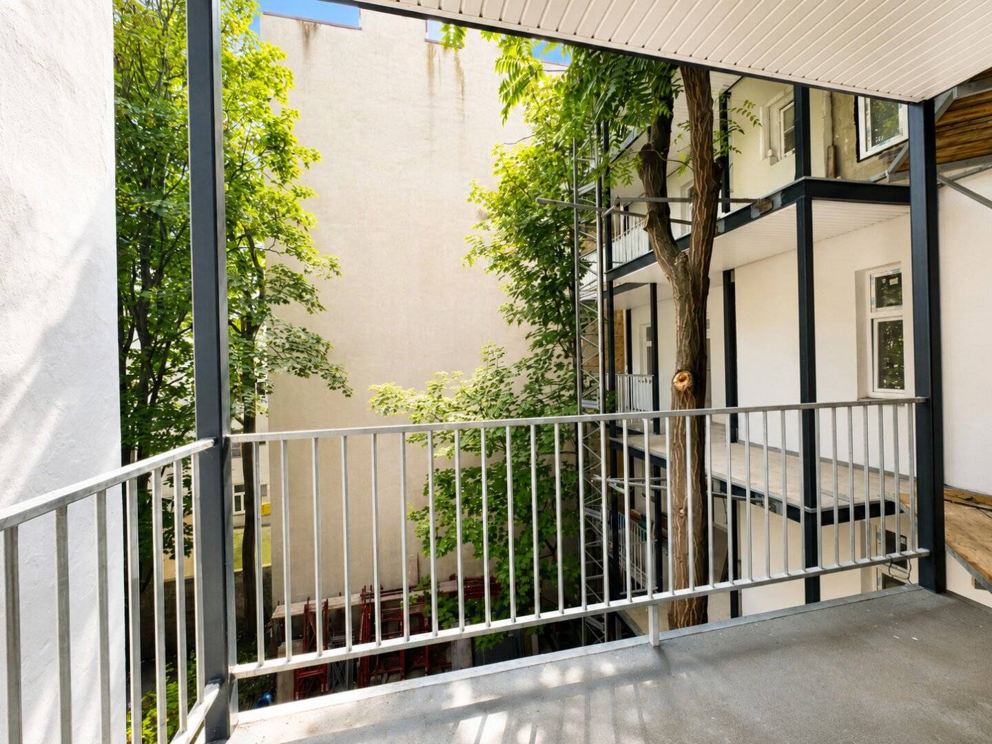 Gürtel neu interpretiert – Wohnprojekt der Extraklasse: Stylisches Loftstudio mit Galerie, Innenhof-Balkon &amp; privater Dachterrasse