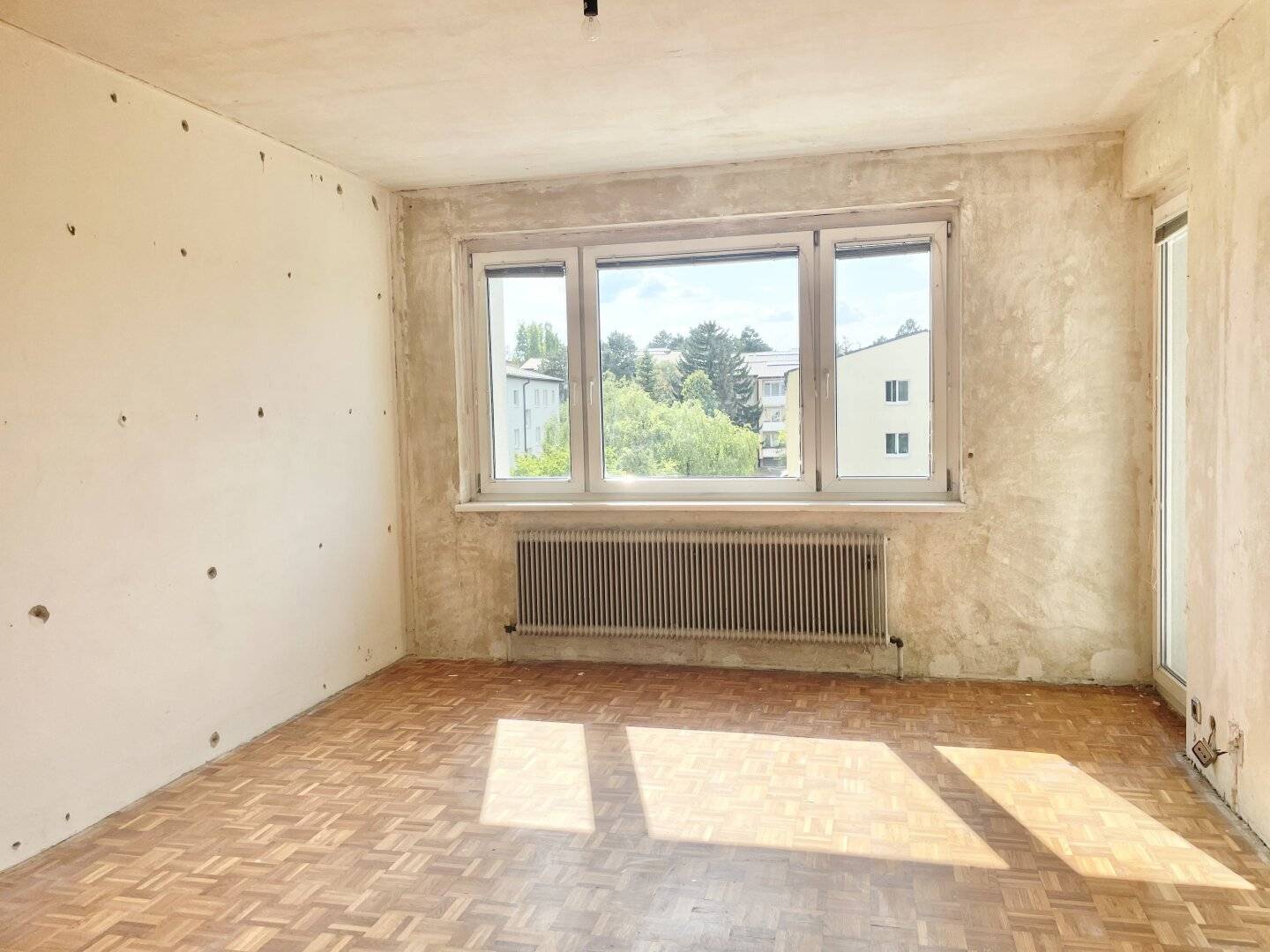 COMMISSION-FREE FROM THE OWNER! WELL-LAID-OUT 3-ROOM APARTMENT WITH BALCONY