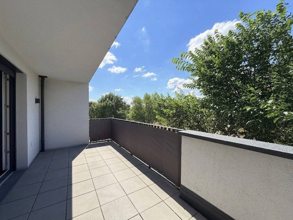 Sunny 2-room apartment with large balcony and cooling