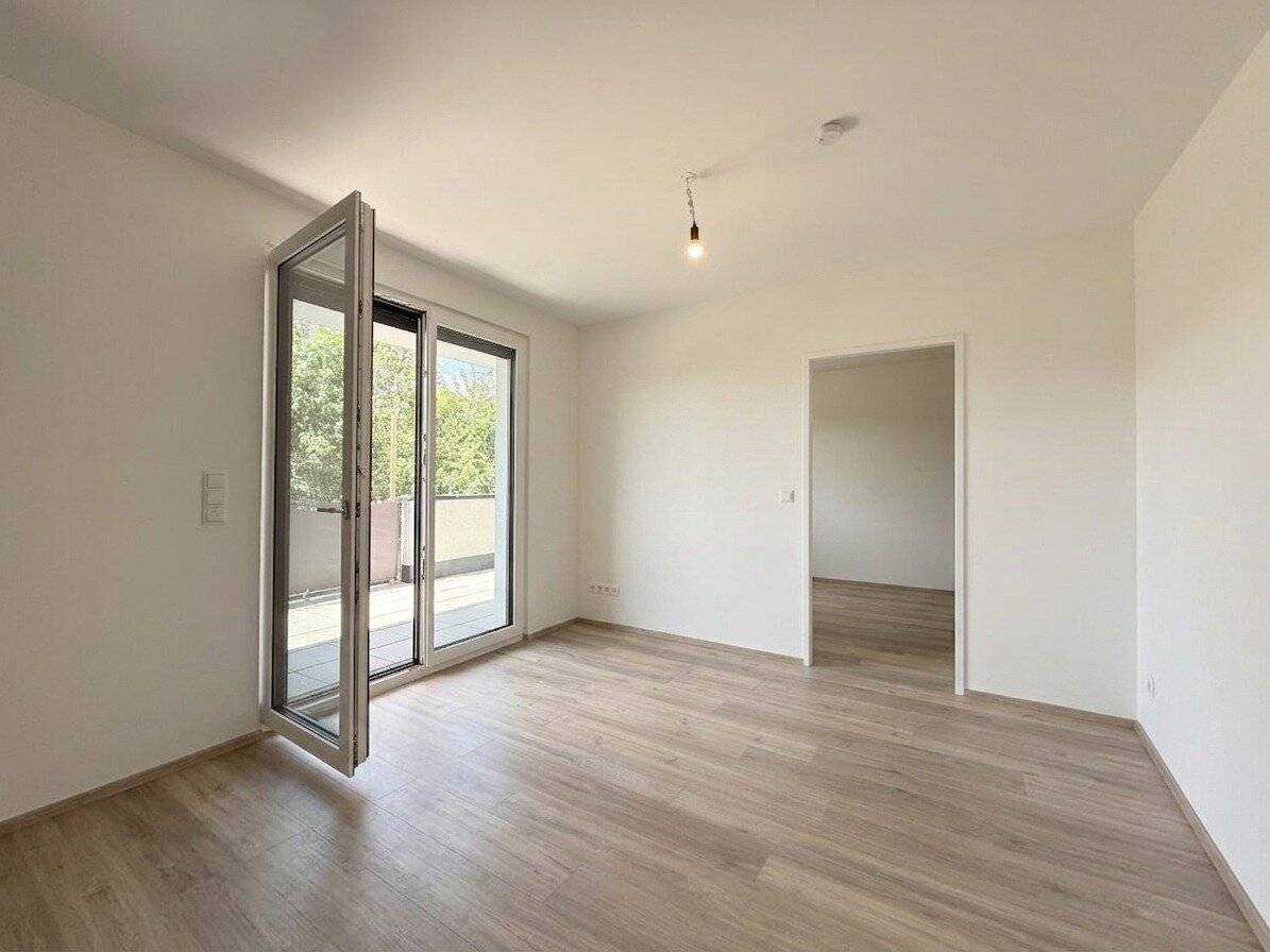 Sunny 2-room apartment with large balcony and cooling
