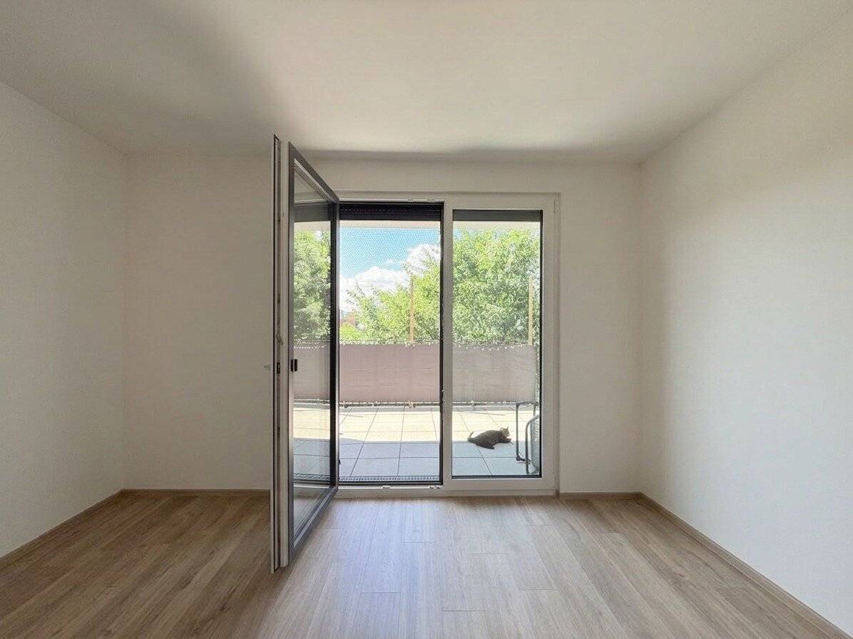 Sunny 2-room apartment with large balcony and cooling