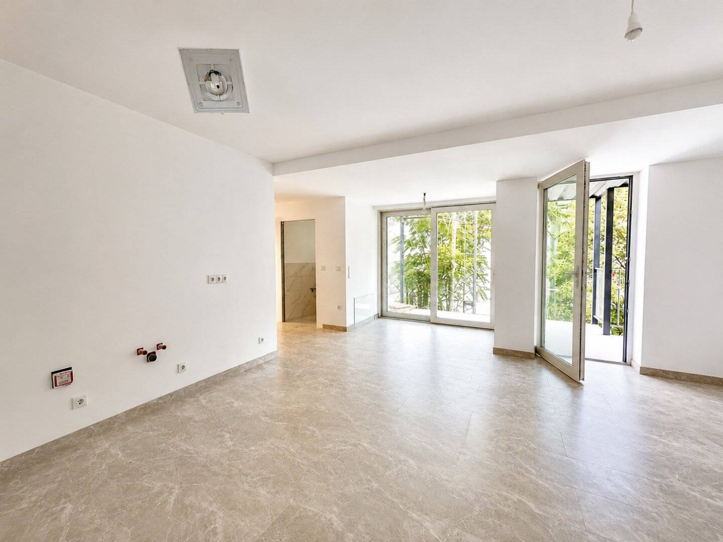 Gürtel neu interpretiert – Wohnprojekt der Extraklasse: Urban Living im hochwertig sanierten Altbautraum mit 19 m² Balkon