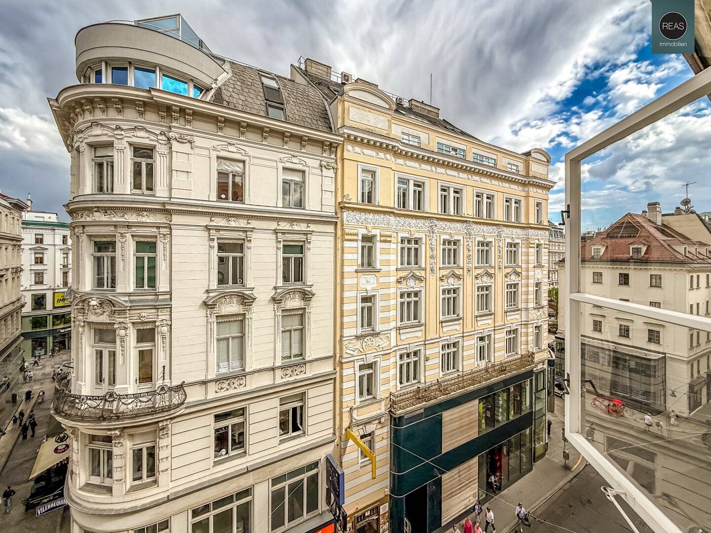 Altbauwohnung mit Balkon in bester Innenstadtlage