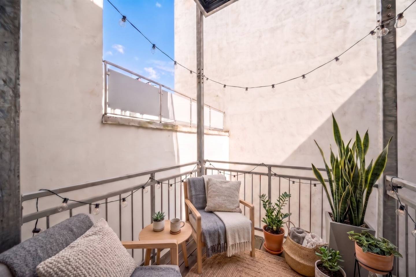 Wohnen beim Belvedere: Altbau-Charme mit Balkon für Singles/Paare/Student*innen