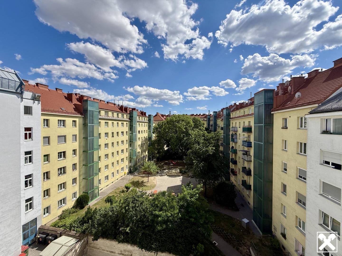 Lichtdurchflutete Wohnung mit Loggia und Lift