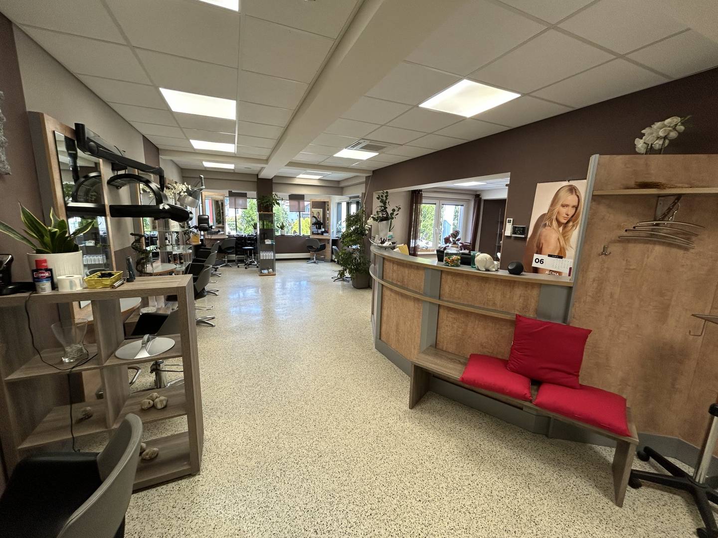 Established hair salon with loyal clientele Wohnung