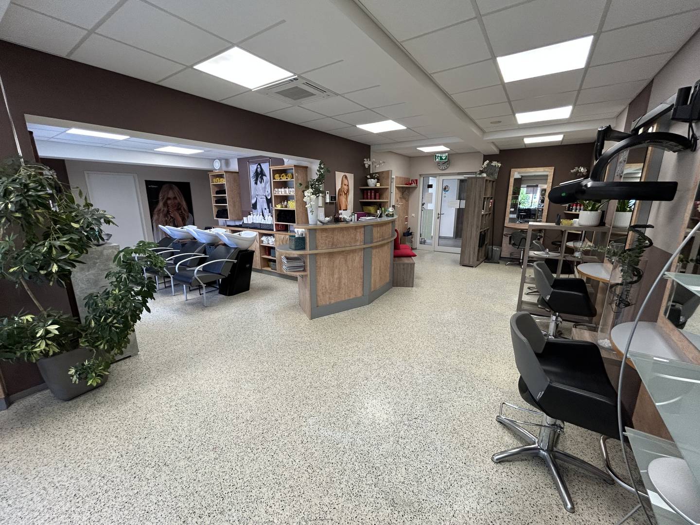Established hair salon with loyal clientele Wohnung