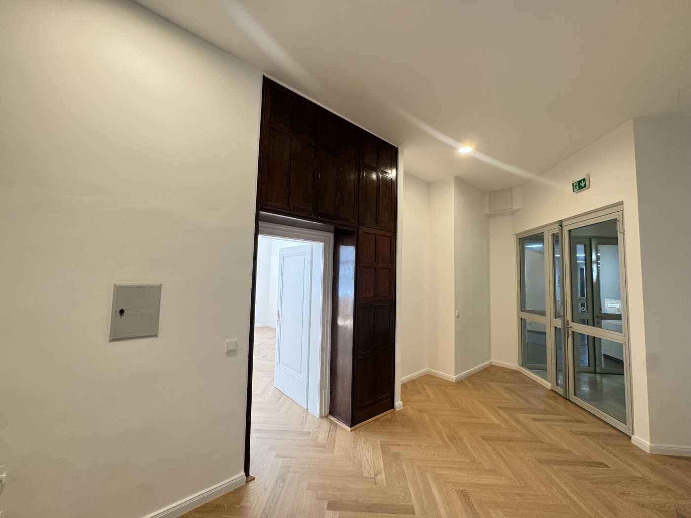 Repräsentative Altbauwohnung nahe Schwarzenbergplatz frisch renoviert