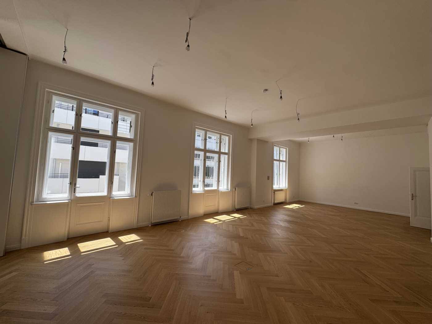 Repräsentative Altbauwohnung nahe Schwarzenbergplatz frisch renoviert