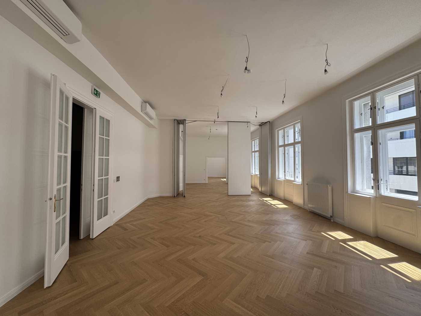 Repräsentative Altbauwohnung nahe Schwarzenbergplatz frisch renoviert