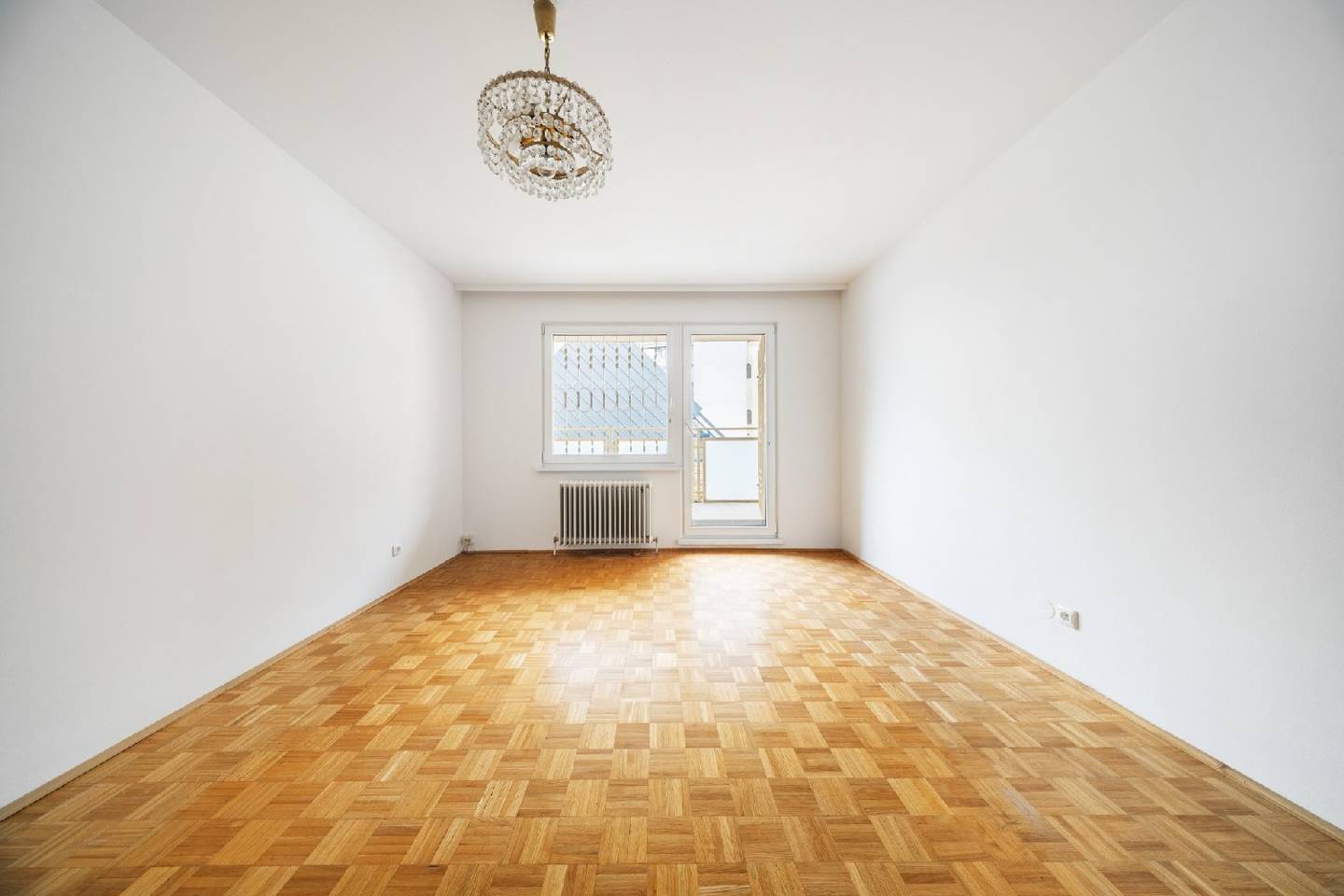 Quiet apartment with loggia and renovation potential