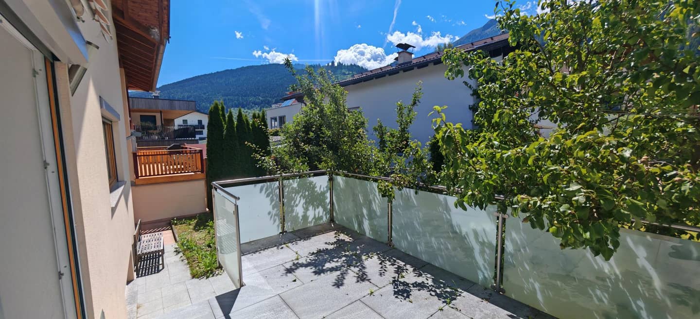 Sunny apartment with private garden and conservatory