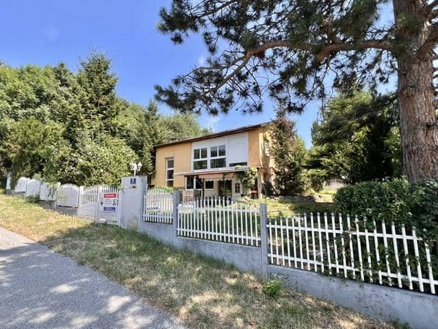 Sonniger Garten und Wintergarten Familienwohnung mit Einliegeroption