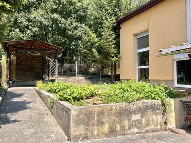 Sonniger Garten und Wintergarten Familienwohnung mit Einliegeroption