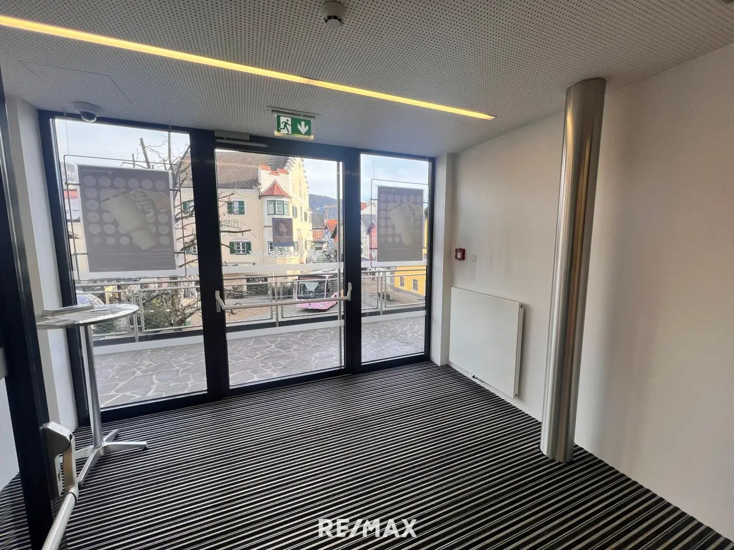 Recently refreshed commercial space in central location Apartment