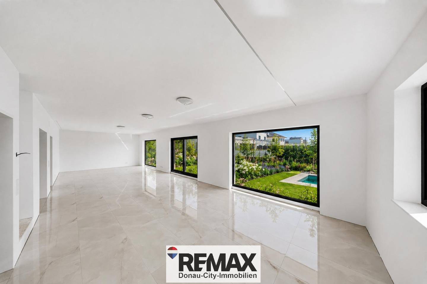 Familienwohnung mit privatem Pool und Garten