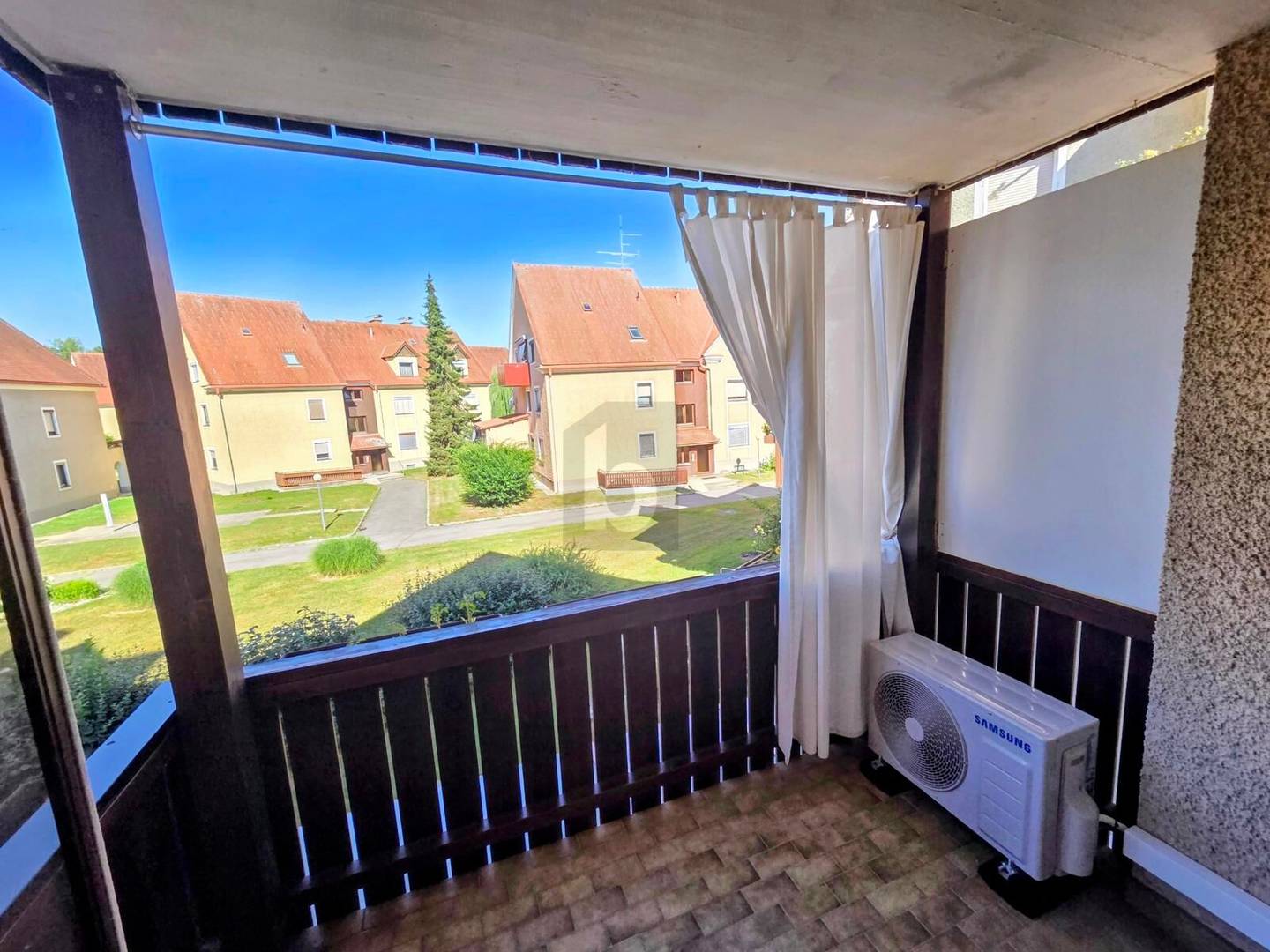 Helle Wohnung mit Loggia eigene Garage und Klimaanlage