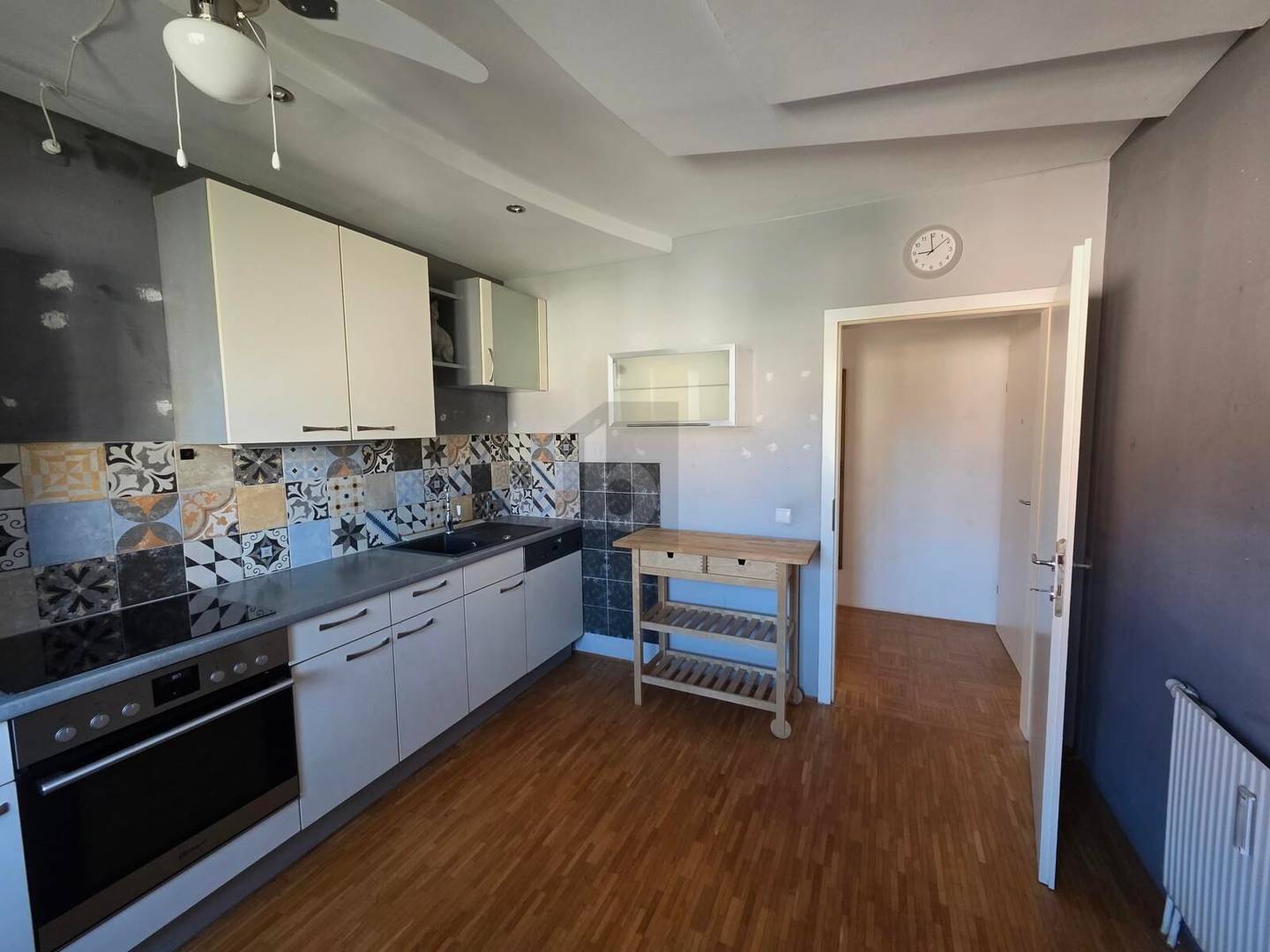 Helle Wohnung mit Loggia eigene Garage und Klimaanlage