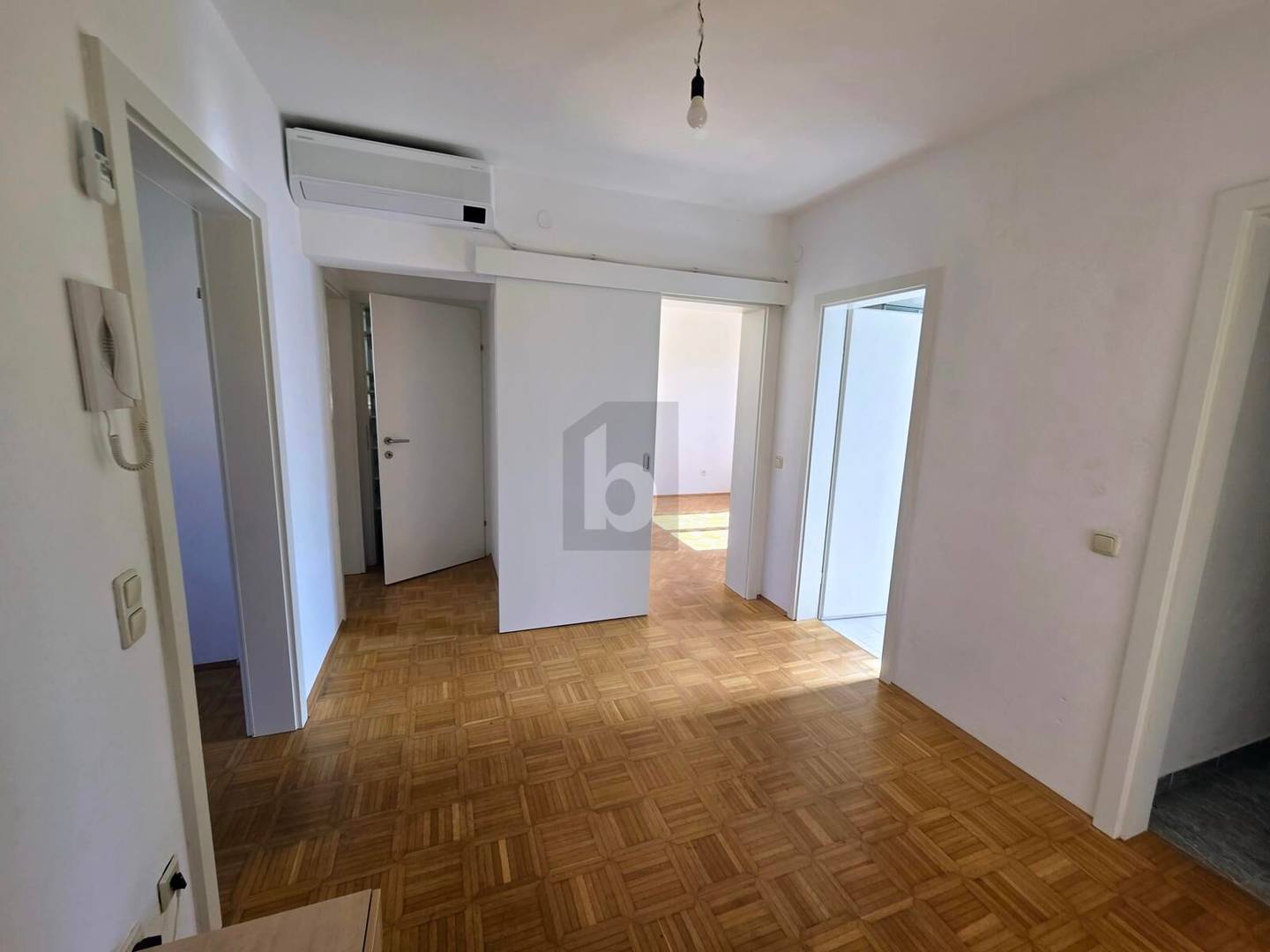 Helle Wohnung mit Loggia eigene Garage und Klimaanlage