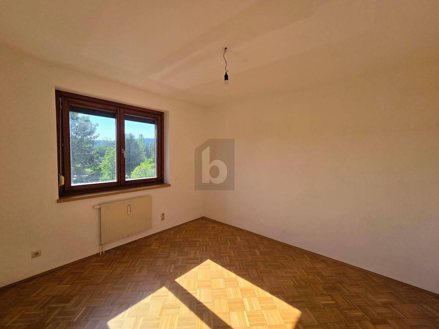 Helle Wohnung mit Loggia eigene Garage und Klimaanlage