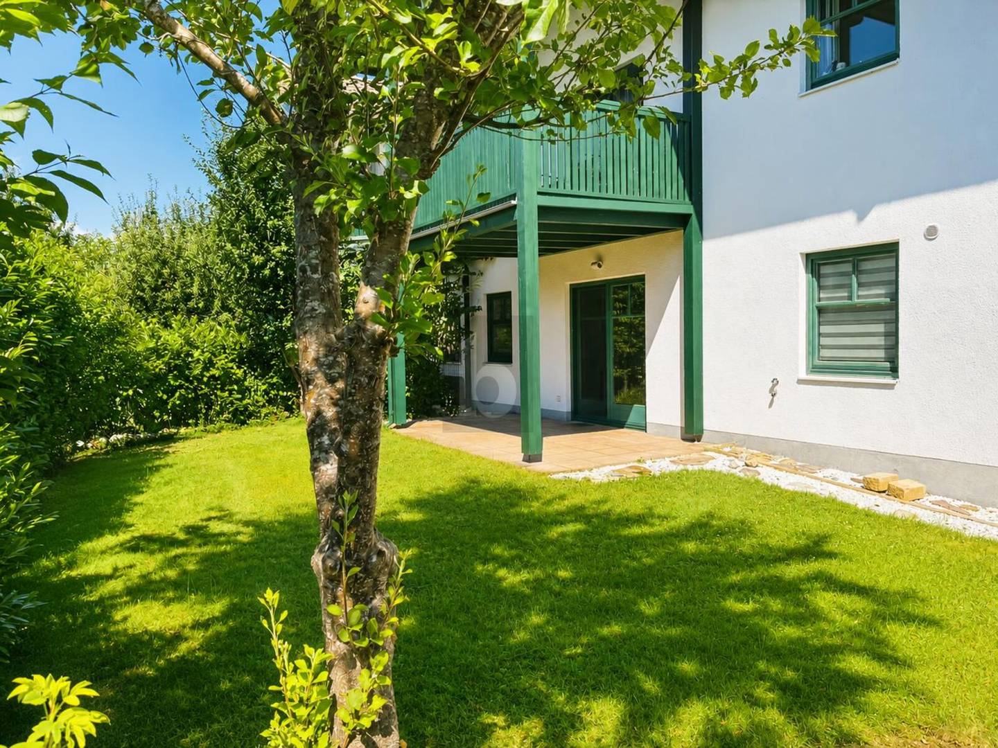 Erdgeschosswohnung with large private garden and lake view