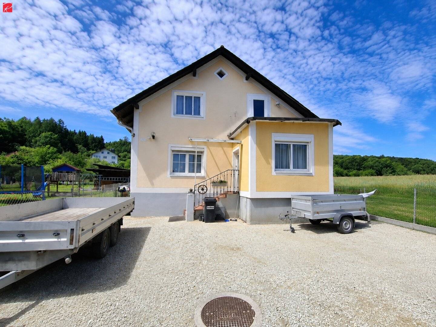 Kernsaniertes Mehrfamilienhaus mit Garten und zweiter Wohneinheit