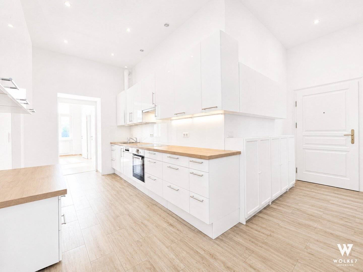 Bright 3-room apartment with large balcony in central location | U1 within walking distance &amp; near Hauptbahnhof