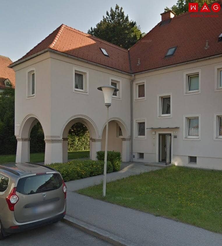 Ruhiges, grünes Wohnen mit optimaler Infrastruktur verspricht Erholung pur und kurze Wege! Schnell sein und diese in Sanierung befindliche Wohnung sichern - bezugsfertig Mitte August!