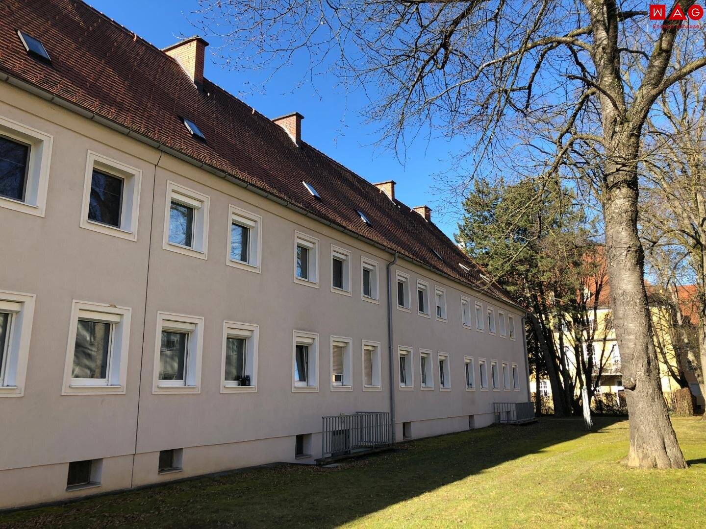 Ruhiges, grünes Wohnen mit optimaler Infrastruktur verspricht Erholung pur und kurze Wege! Schnell sein und diese in Sanierung befindliche Wohnung sichern - bezugsfertig Mitte August!