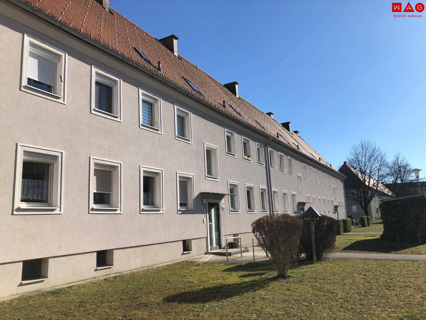 Ruhiges, grünes Wohnen mit optimaler Infrastruktur verspricht Erholung pur und kurze Wege! Schnell sein und diese in Sanierung befindliche Wohnung sichern - bezugsfertig Mitte August!