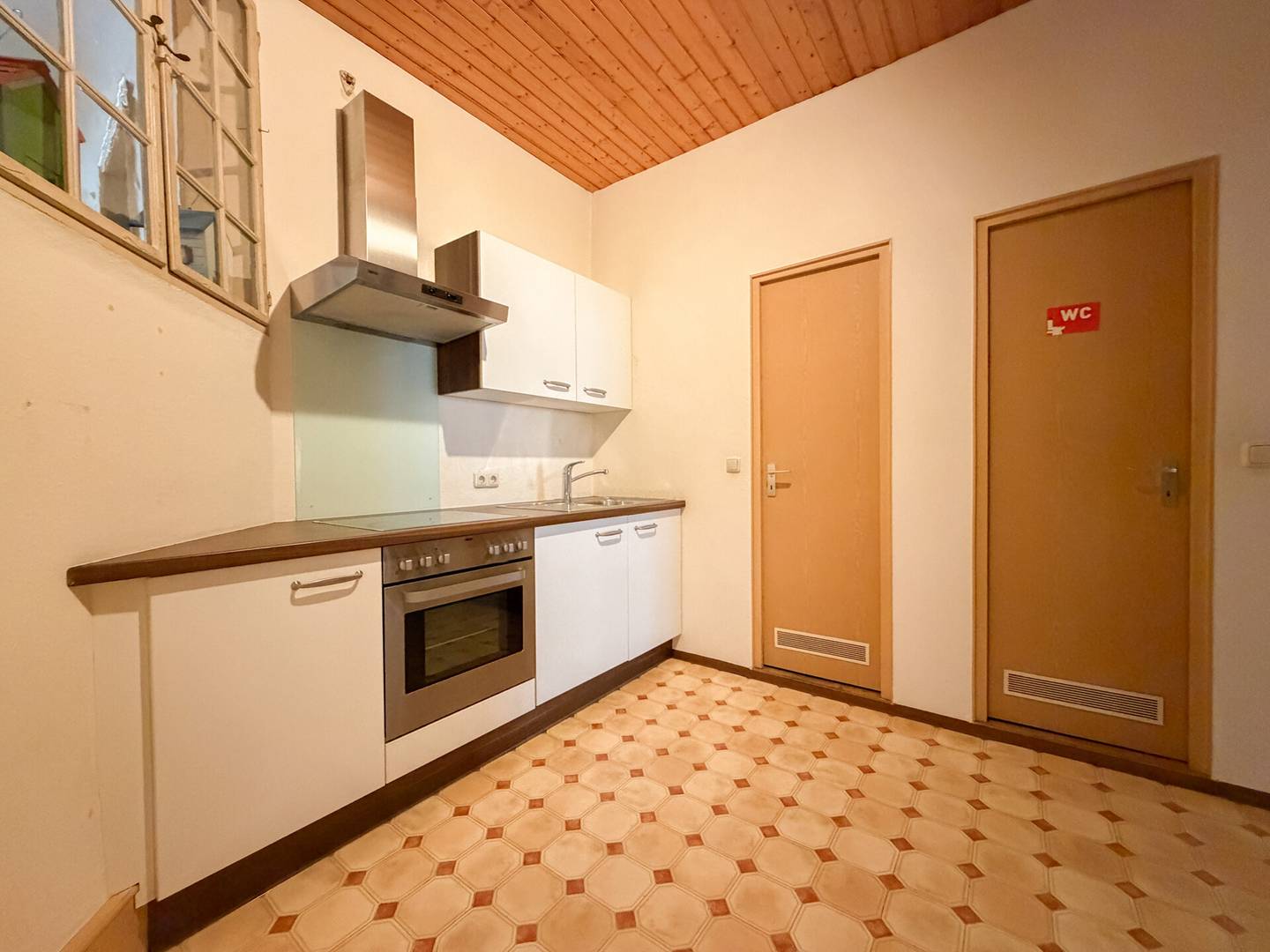 Old building apartment with historic character in central location