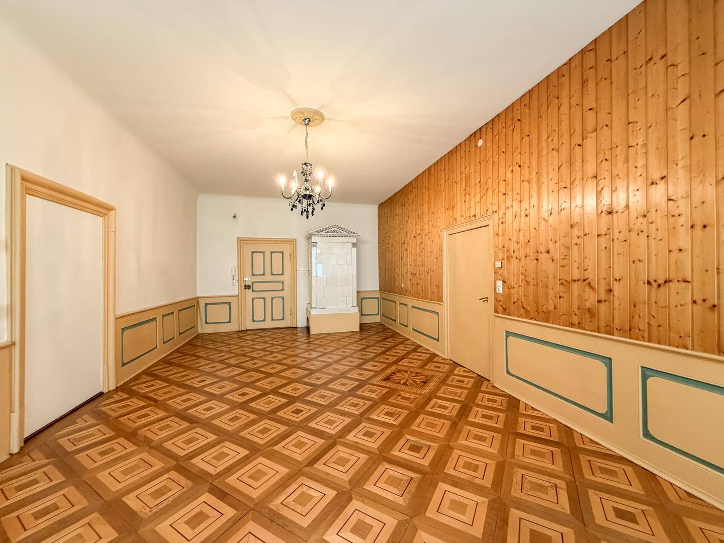 Old building apartment with historic character in central location