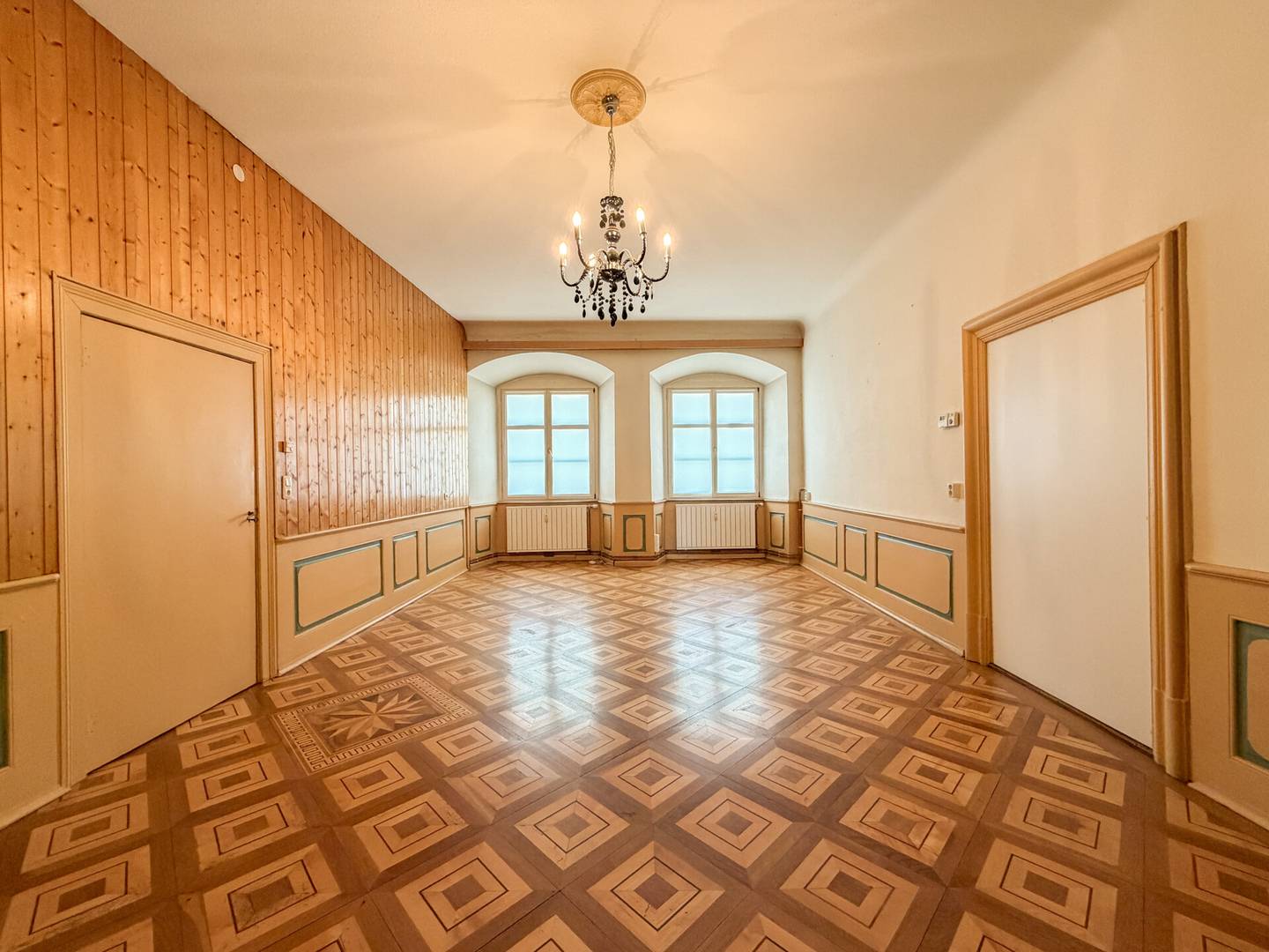 Old building apartment with historic character in central location