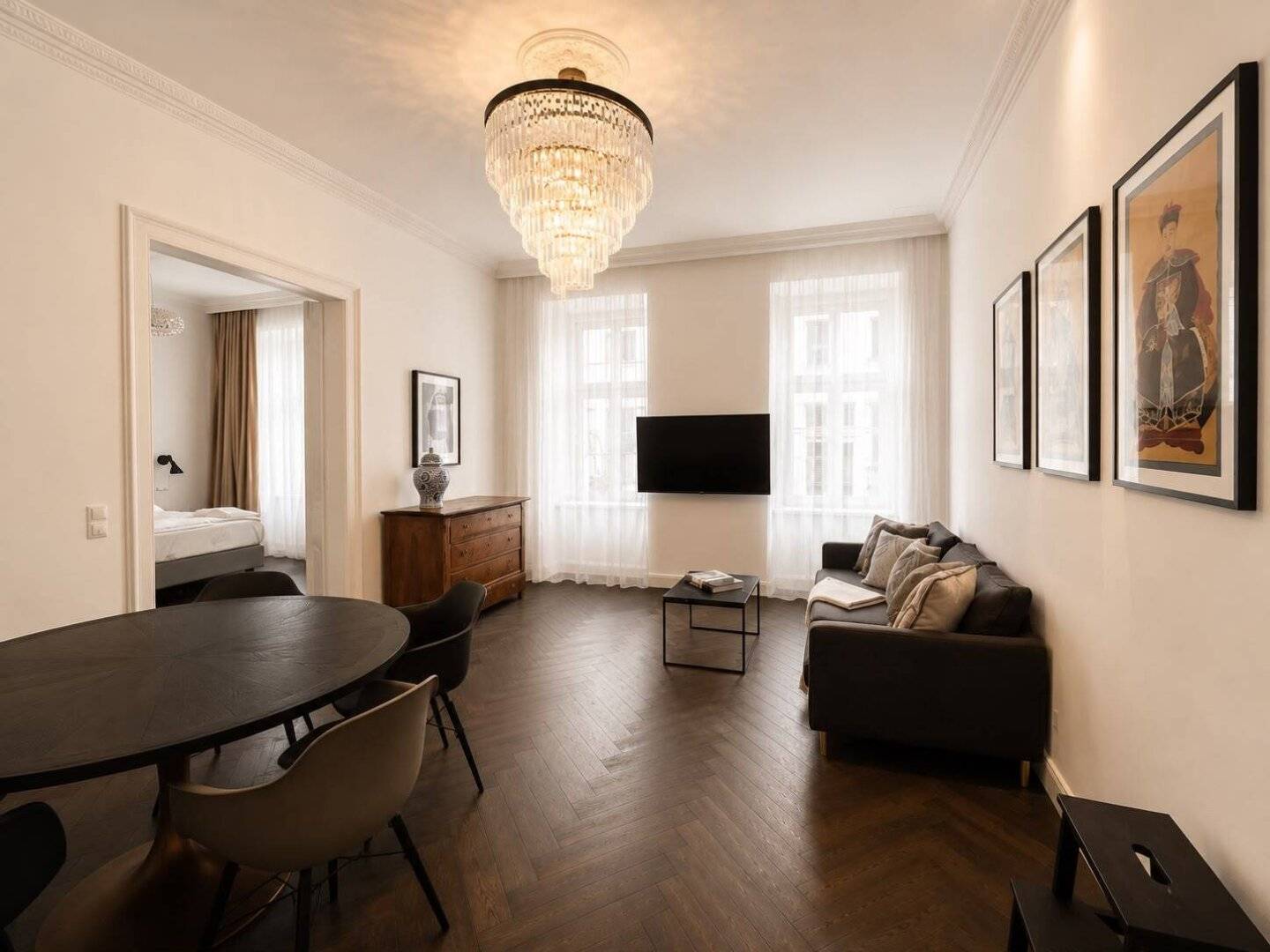 Viennese historic building architecture and modern, high-quality fittings