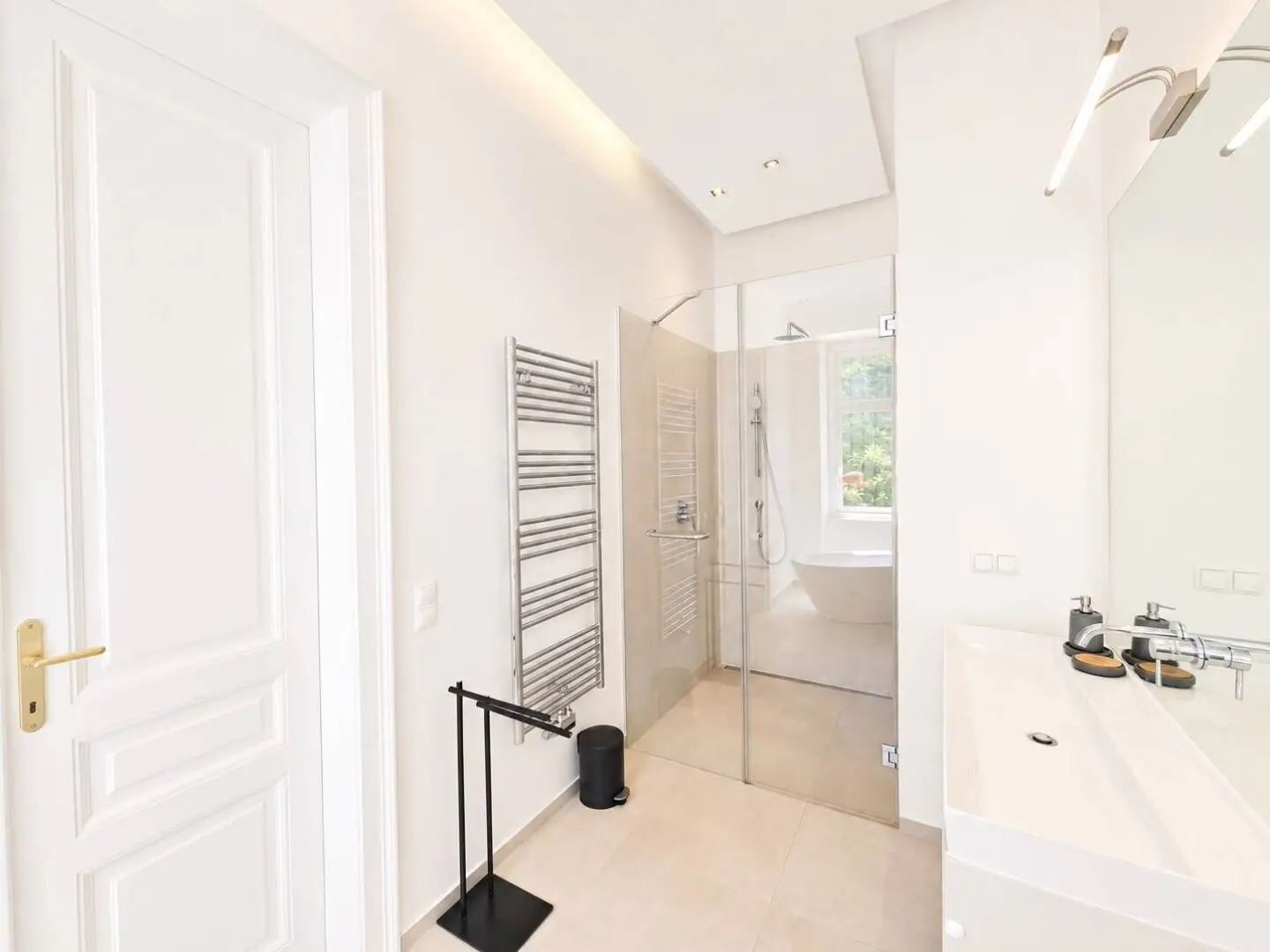 Viennese historic building architecture and modern, high-quality fittings
