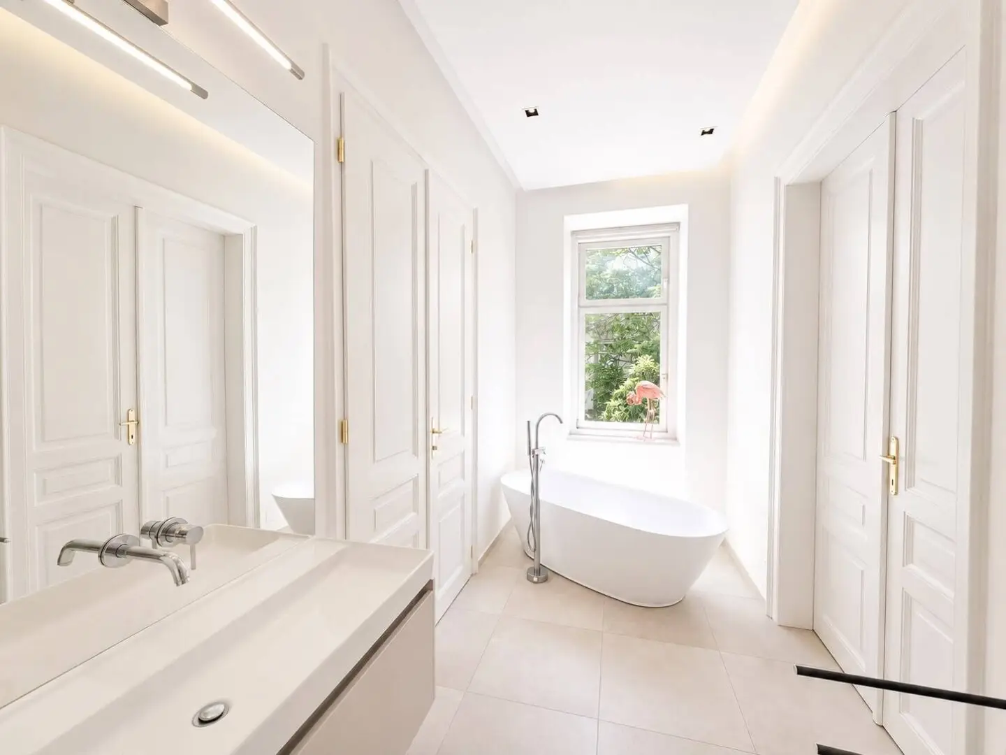 Viennese historic building architecture and modern, high-quality fittings