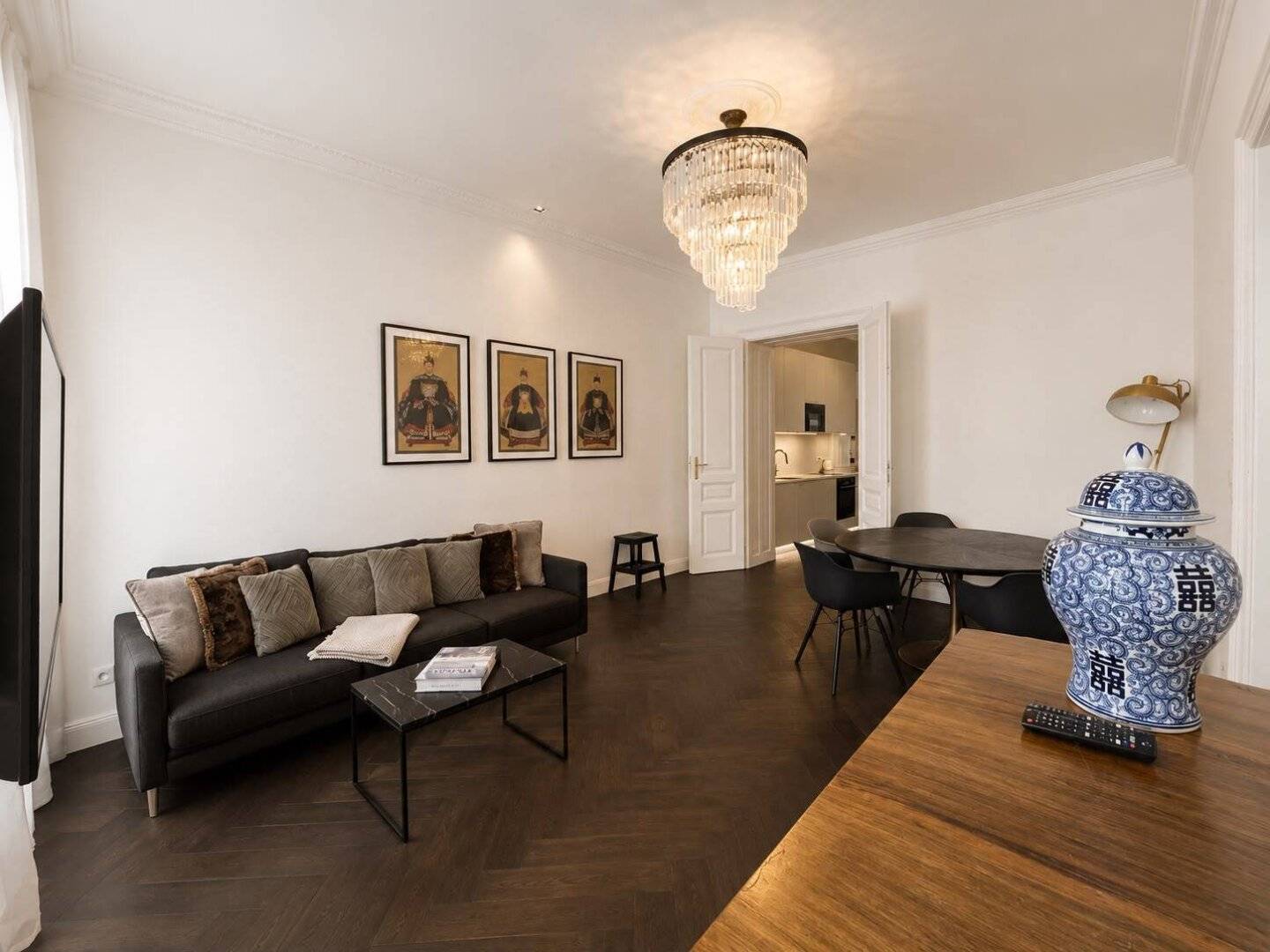 Viennese historic building architecture and modern, high-quality fittings