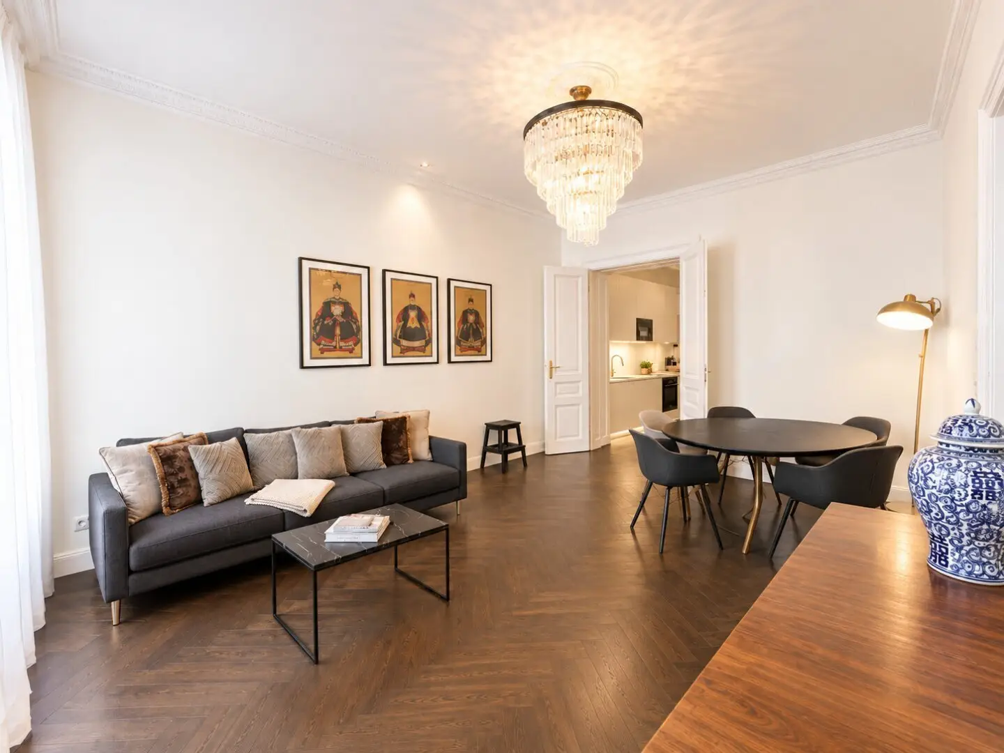 Viennese historic building architecture and modern, high-quality fittings