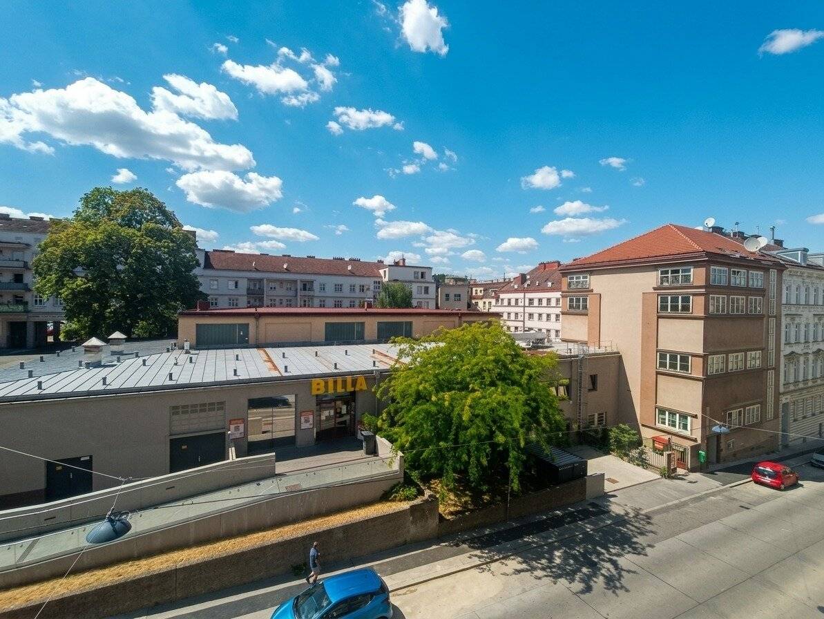 Wide view in central location - 3 rooms around 62 m² living space - Close to U6 Meidling station